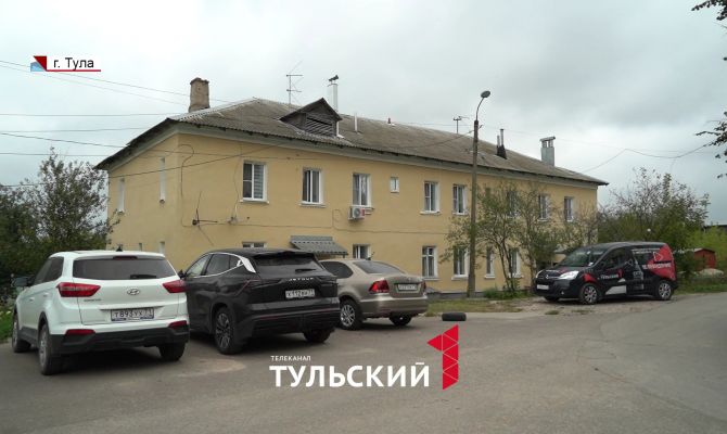 Туляки почти год живут в двухэтажке с крышей, похожей на решето