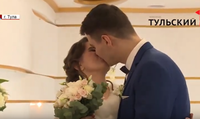 Российские пары смогут зарегистрировать брак в МФЦ