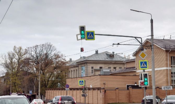 В Туле светофор на перекрестке улиц Болдина и Орловской "повис на волоске"