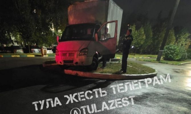 На улице Металлургов в Туле водитель "Газели" снес стелу на Аллее Памяти