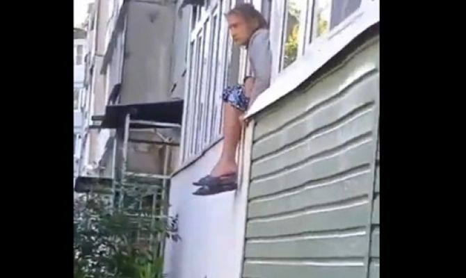 В Новомосковске бабушка решила выйти из дома через окно