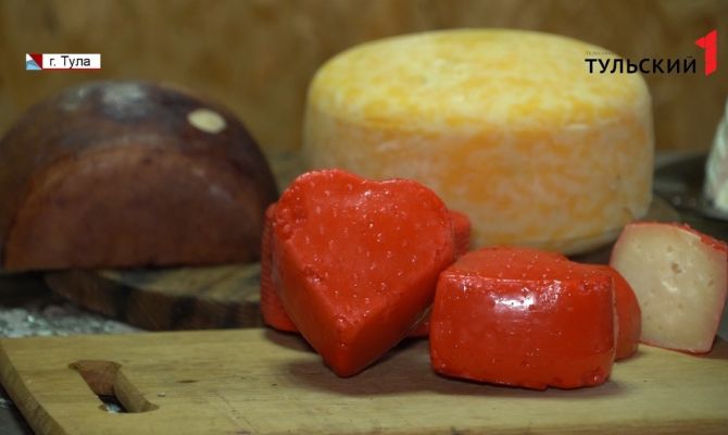 «Пьяная коза» и «рокфор»: сыровар из Киреевска делает разные сорта популярного деликатеса