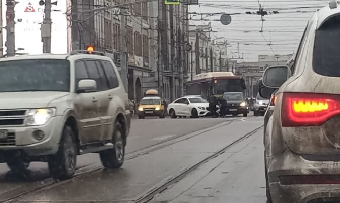 В центре Тулы авария с двумя иномарками спровоцировала пробку