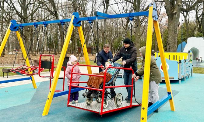 В щекинском парке благоустроили адаптивную детскую площадку