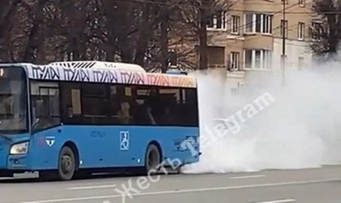 В Туле на улице задымился автобус
