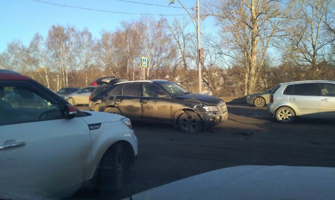 В Туле на улице Рязанской образовалась пробка из-за ДТП