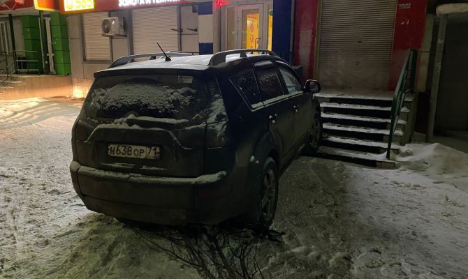 В Туле внедорожник чуть не въехал в магазин