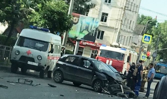 Заречье встало в огромной пробке из-за серьезной аварии