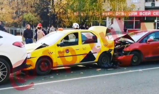 В Туле на улице Металлургов 3 машины собрались "в паровозик" 