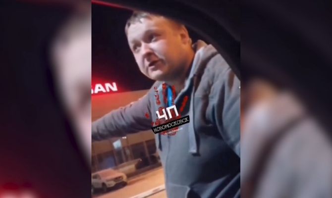 В Новомосковске таксист грубо высадил двух девушек за хамство