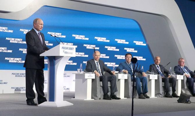 Путин сообщил, что экономика России вышла из застоя 