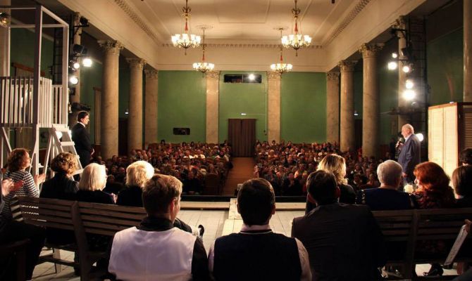 Новомосковский драмтеатр отметил 80-летний юбилей