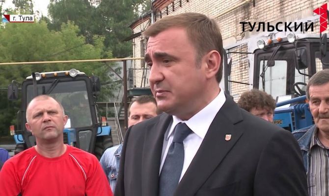 Алексей Дюмин передал 15 единиц коммунальной спецтехники 11 муниципальным образованиям области. РЕПОРТАЖ