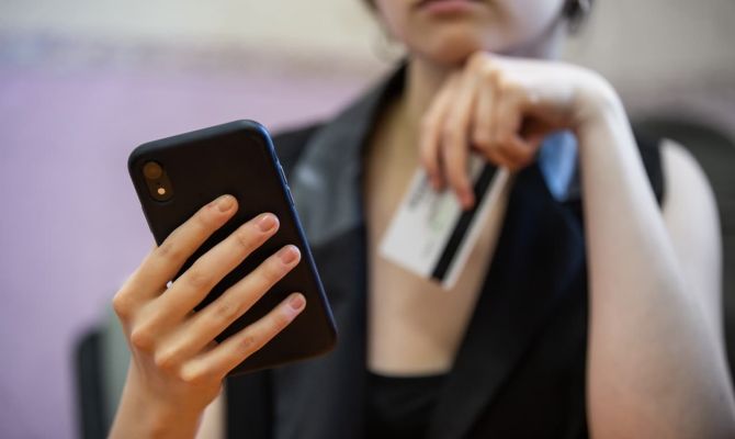 Мошенники украли с банковского счета тулячки почти 6 млн рублей