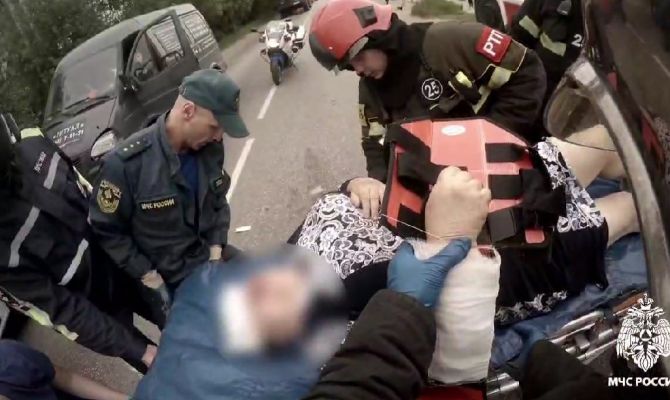 Медики вместе с пожарными спасли женщину после ДТП в Новомосковске