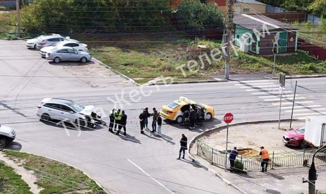 В Туле автомобиль такси попал в аварию 