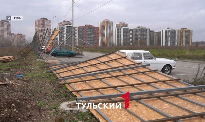 В Туле рухнувший забор повредил винтажный автомобиль