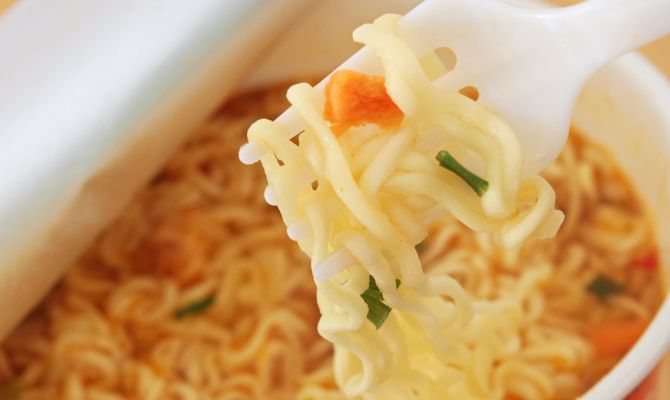 Смертельно опасные вещества нашли в лапше быстрого приготовления