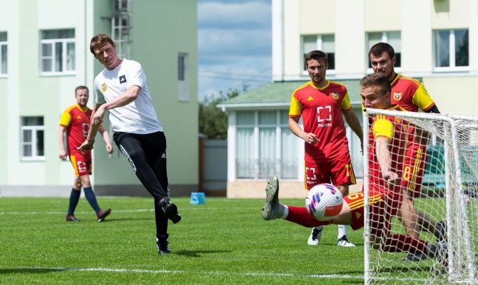 Туляков приглашают поиграть в футбол с Аджоевым и Кононовым