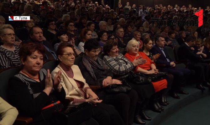 «104 страницы про любовь»: женщинам-старостам преподнесли в подарок спектакль 