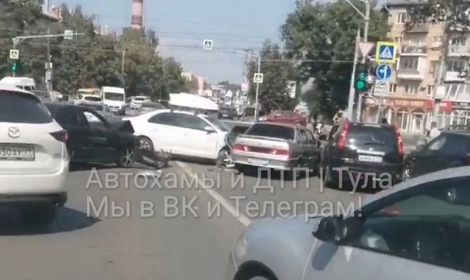 В Туле на пересечении улицы Фрунзе и Красноармейского проспекта произошло ДТП