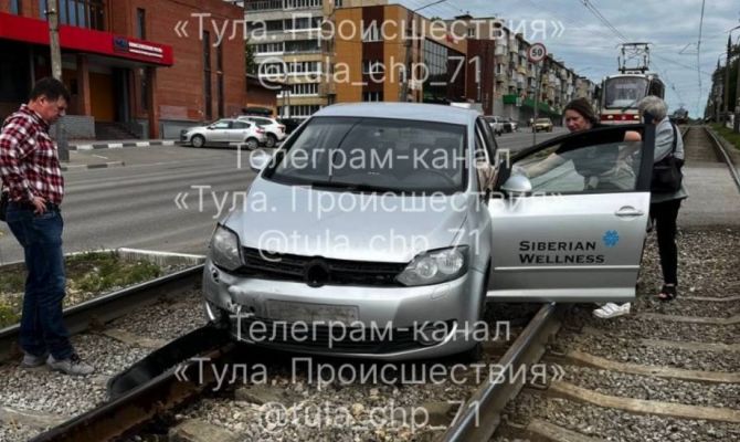 В Туле на улице Металлургов водитель потерял сознание и вылетел на трамвайные пути