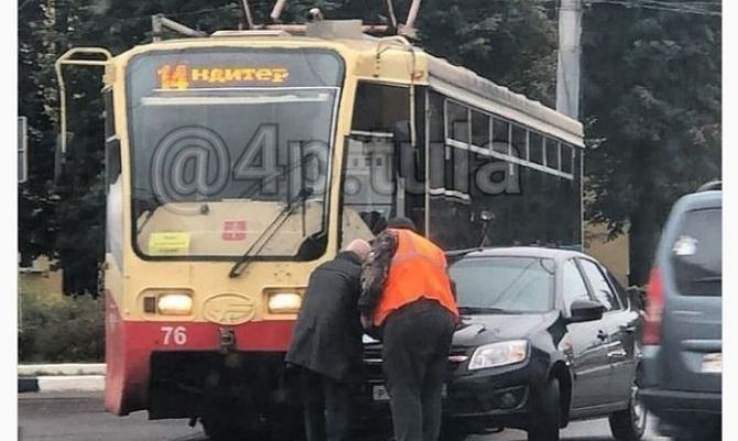 В Туле за один день автомобили дважды перекрывали движение трамваев