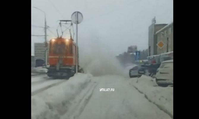 В Туле снегоуборочный трамвай засыпал снегом пешеходов и машины