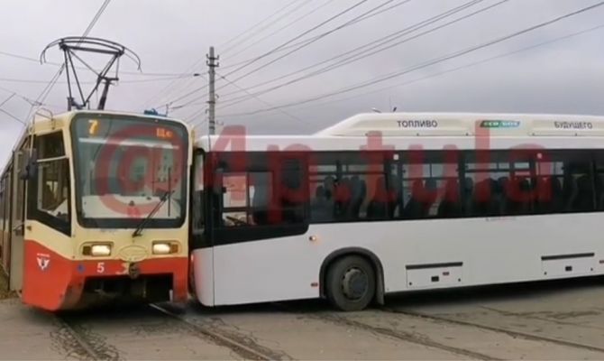 Стали известны подробности ДТП с трамваем и автобусом на Щегловской Засеке в Туле