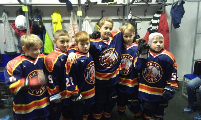 На тульской ледовой арене маленькие спортсмены скрестили клюшки 