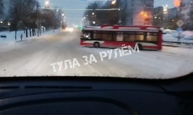Троллейбус развернуло поперек дороги на улице Октябрьской в Туле