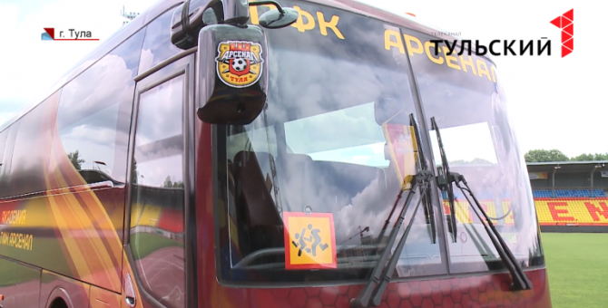 Алексей Дюмин подарил автобус юным воспитанникам футбольной академии 