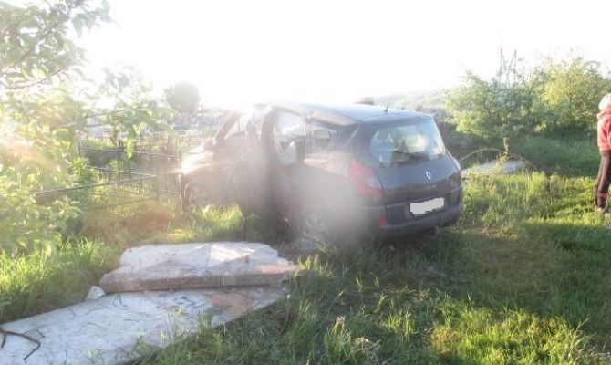 Под Тулой водитель «Рено» без прав влетел в бетонную плиту  