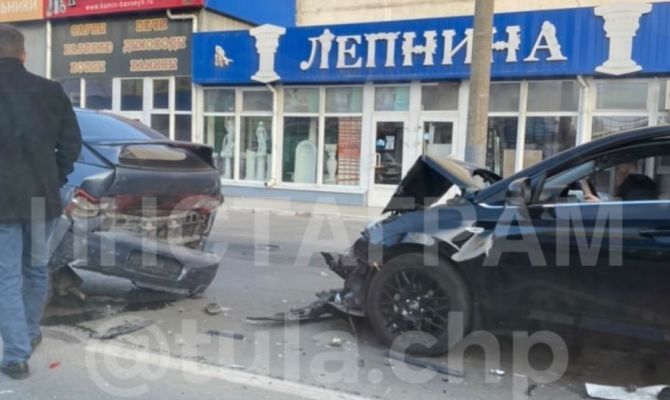 Утром в Туле на улице Мосина произошло тройное ДТП