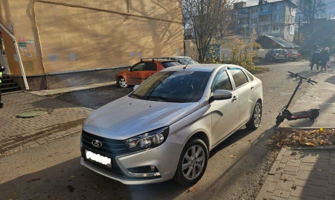 В Туле самокатчик попал под колеса "Лады Весты"