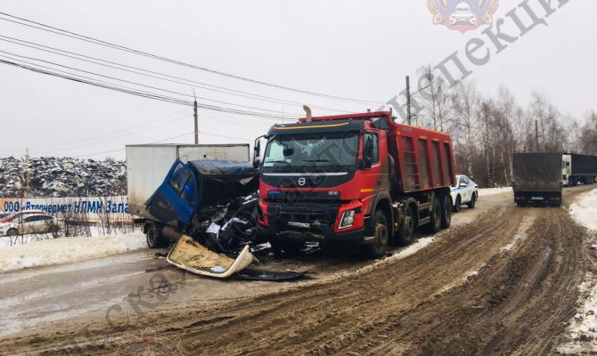 В Туле в лобовом столкновении грузовика с фургоном пострадал человек