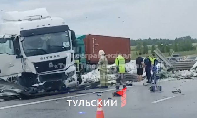 В Тульской области на трассе М-4 "Дон" перевернулась фура