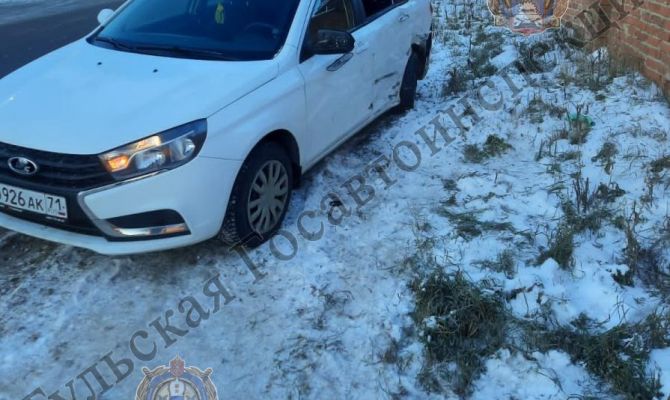 В Туле столкнулись грузовик и легковушка