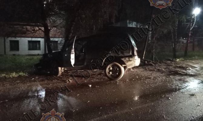 Ночью туляк на Mazda Tribute сбил опору линии электропередачи