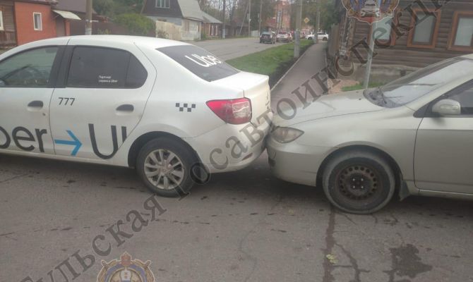 В Туле Renault Logan сдал задом и врезался в Lifan