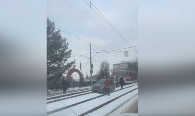 В Туле на улице Плеханова встали трамваи 