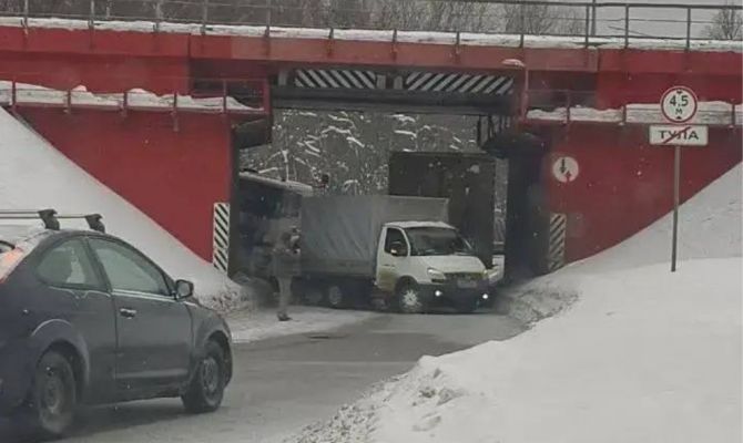 Выезд из Тулы перекрыт из-за ДТП у Красных ворот