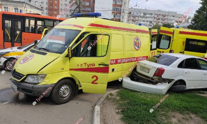 На улице Октябрьской в Туле столкнулись скорая помощь, Daewoo и такси