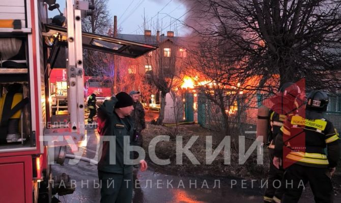 В Туле в Стандартном переулке загорелся гараж