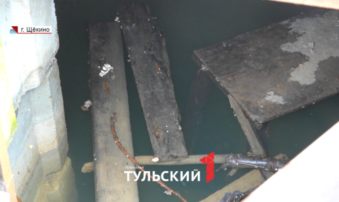 «Отходы всего дома»: вода из подвала многоэтажки в Щекино дошла до квартир