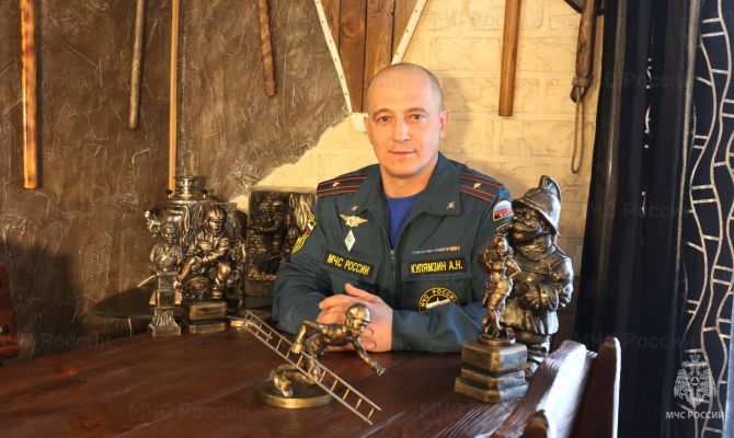 Тульский спасатель создает фигурки коллег из пластилина и глины