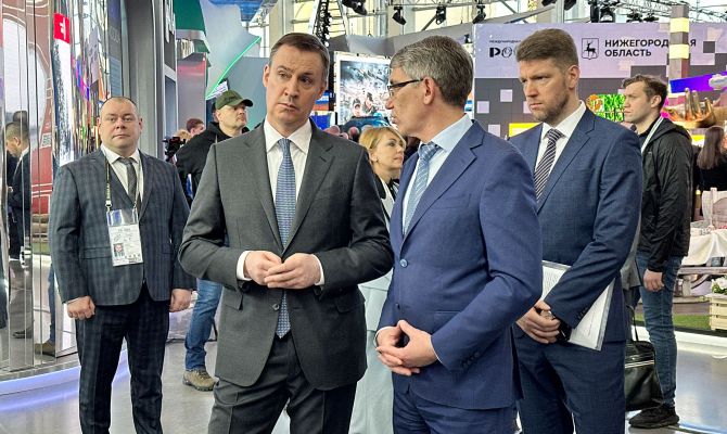 Министр сельского хозяйства посетил стенд Тульской области на выставке "Россия"