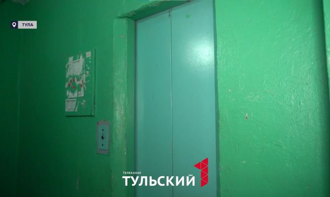 В многоэтажке на улице Пузакова в Туле полгода не работает лифт