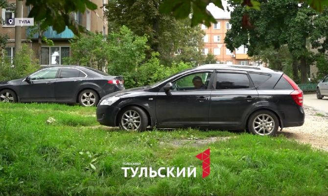 С начала года туляки заплатили почти 1,5 миллиона рублей за парковку на газонах