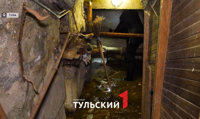 Подвал пятиэтажки в Туле затапливает канализацией уже два месяца